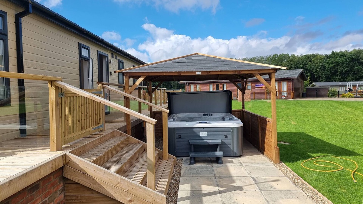 Arnold Cabin | Luxury 2-Bed Lodge in Routh, HotTub & Pet Friendly