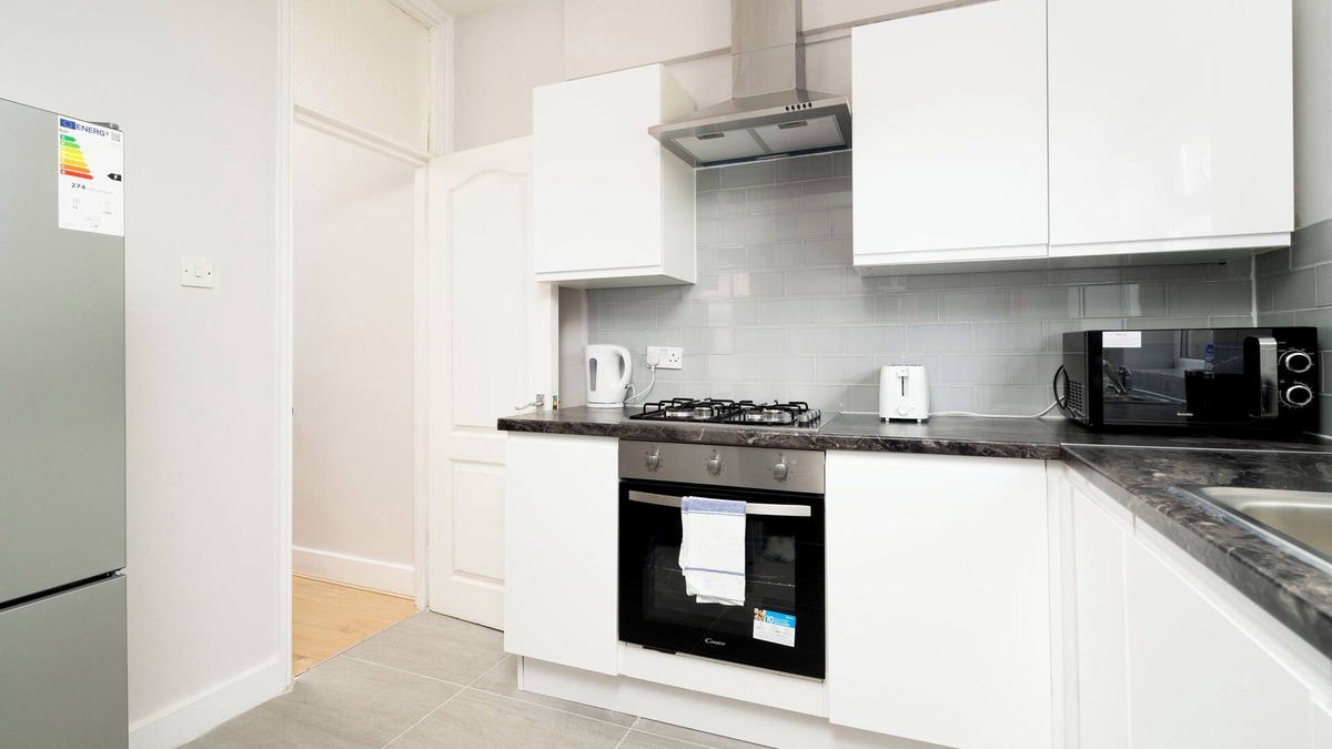 Northumberland Park Condo | Luxury 2 Bedroom Apartment. A Quick 5 Minute Walk from Tottenham Hotspur Stadium
