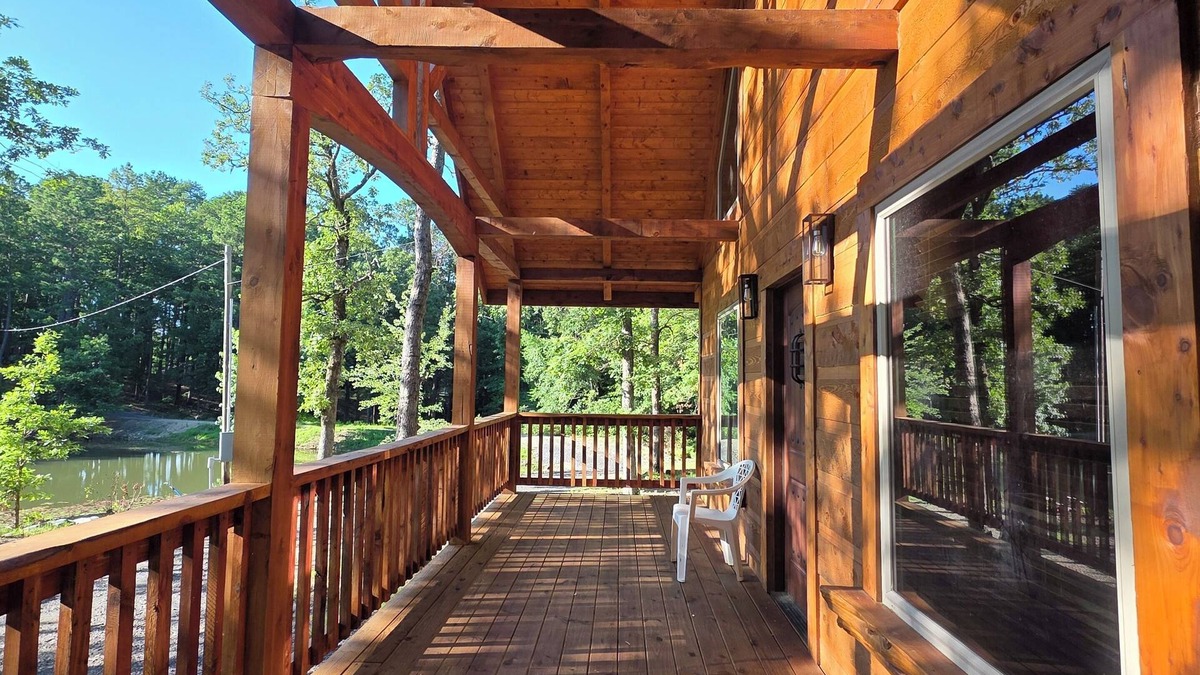 Board Camp Cabin | Luxury 2-bedroom plus loft cabin with WiFi and AC three miles to Wolf Pen Gap