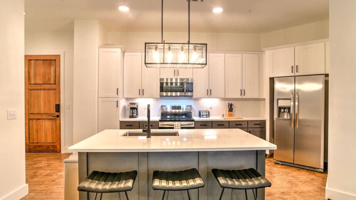 East End - Valley Street Condo | Luxury 2 King 2 Bath Condo