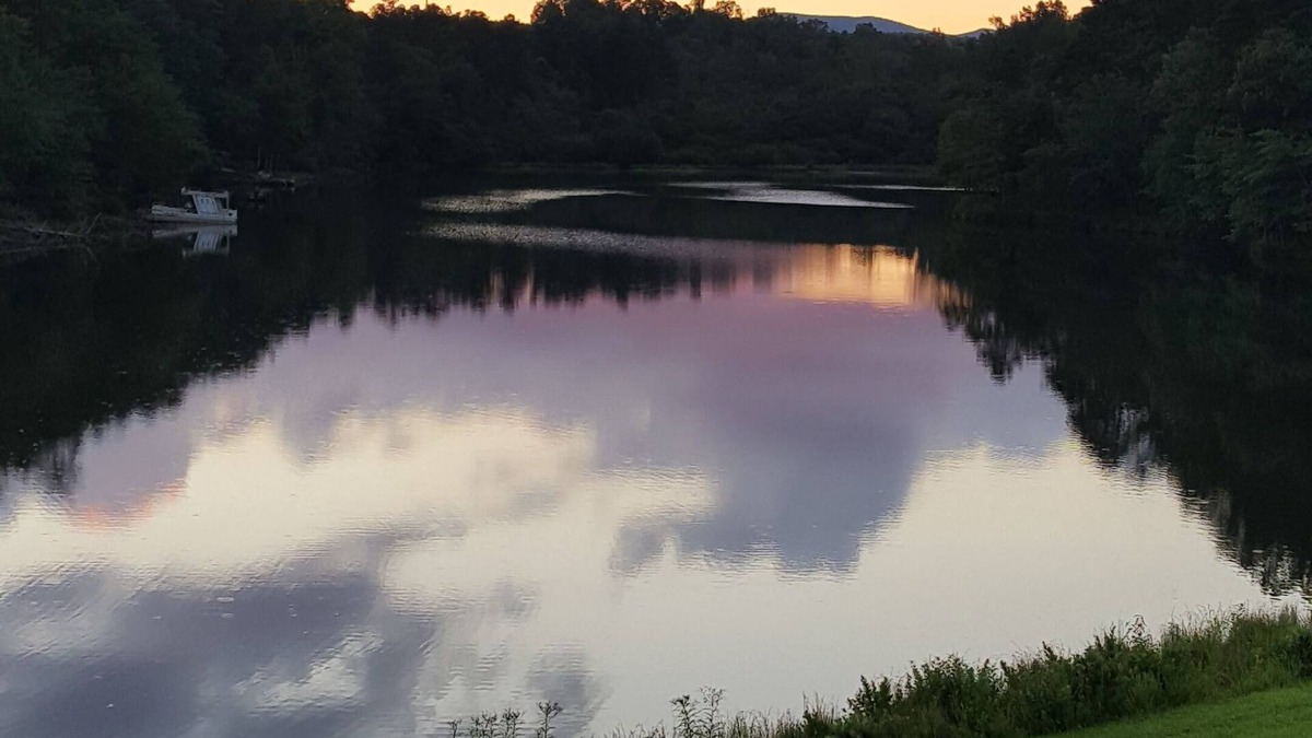 Dawsonville House | Luxury 2600ft house/cabin on the lake with 2 kayaks.