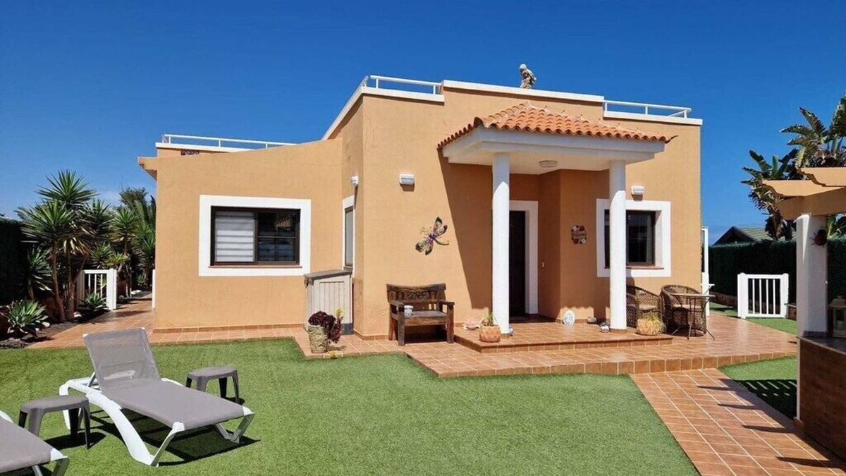 Caleta de Fuste Villa | Luxury 3 bedroom villa overlooking golf course with private pool and Wi-fi