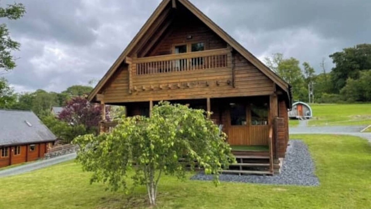Llanbedr Cabin | Luxury 3 bedroom, 3 bathroom lodge with hot tub