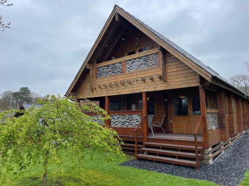 Llanbedr Ski Chalet | Luxury 3 bedroom, 3 bathroom lodge with hot tub