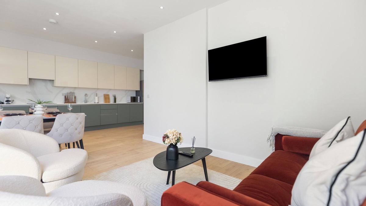 Golders Green Apartment | Luxury 3 bedroom Haven Close To Tube Station