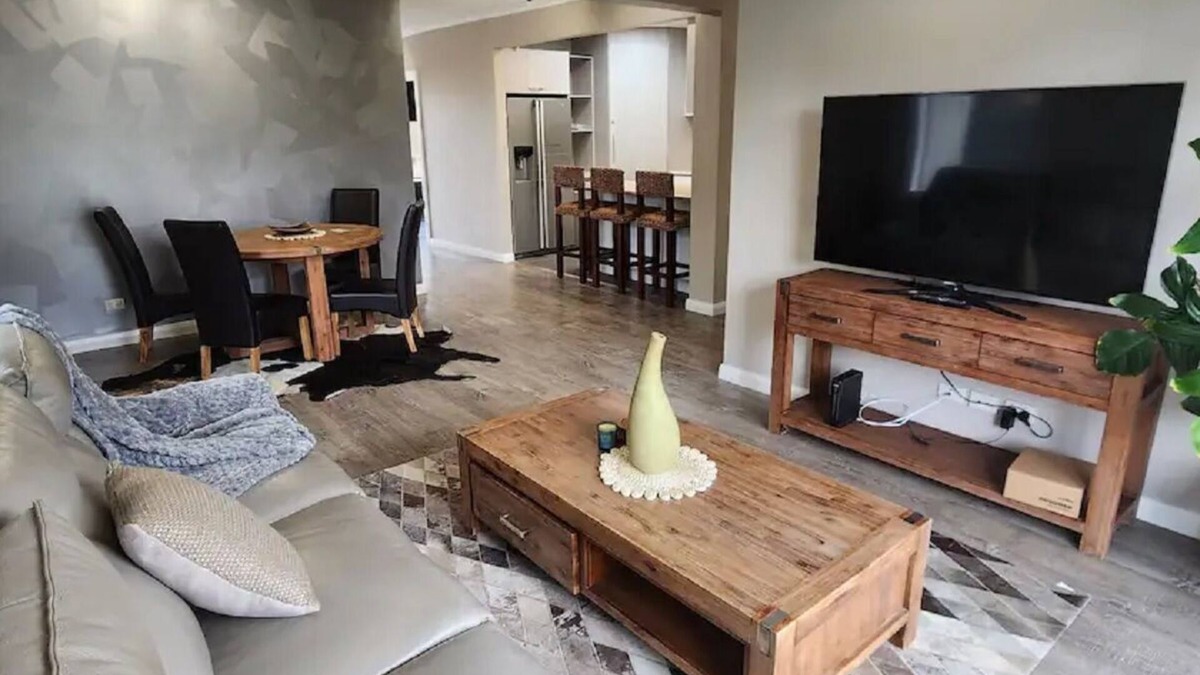 Norlane House | Luxury 3 bedroom home near Spirit of Tasmania