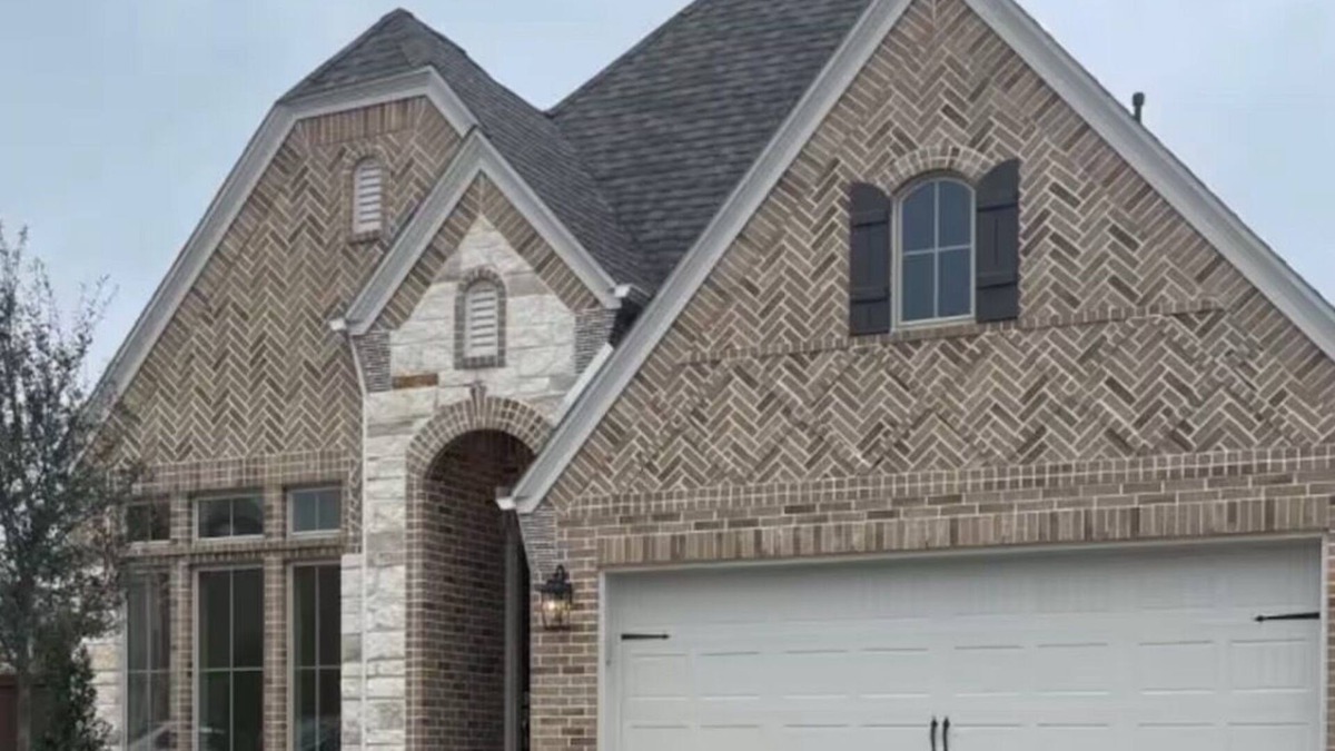 Iowa Colony House | Luxury 3-bedroom home with lake trails &fitness &open space in tranquil Manvel.