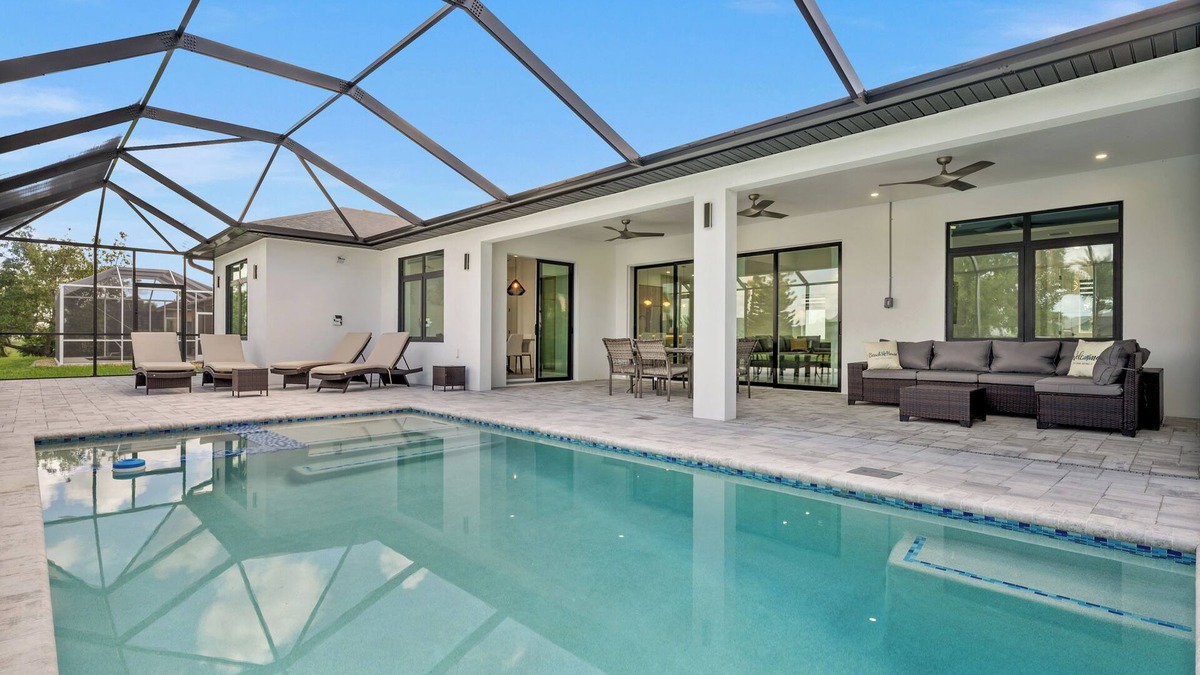 Pebble Beach House | Luxury 3-bedroom Villa with Pool