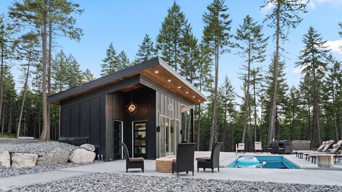Lakeside House | Luxury 3 Home Estate in Lakeside with Heated pool, Hot tub & Putting green.