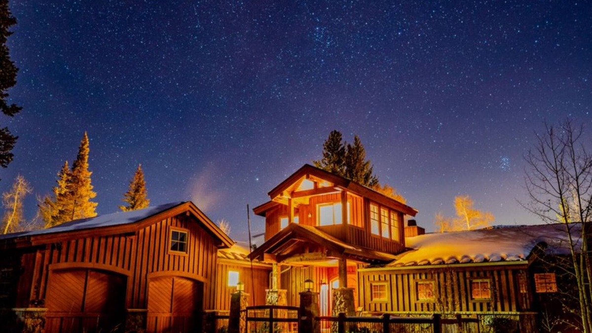 Three Peaks House | Luxury 3-Peaks Lodge with waterfalls, wildlife, & wraparound decks