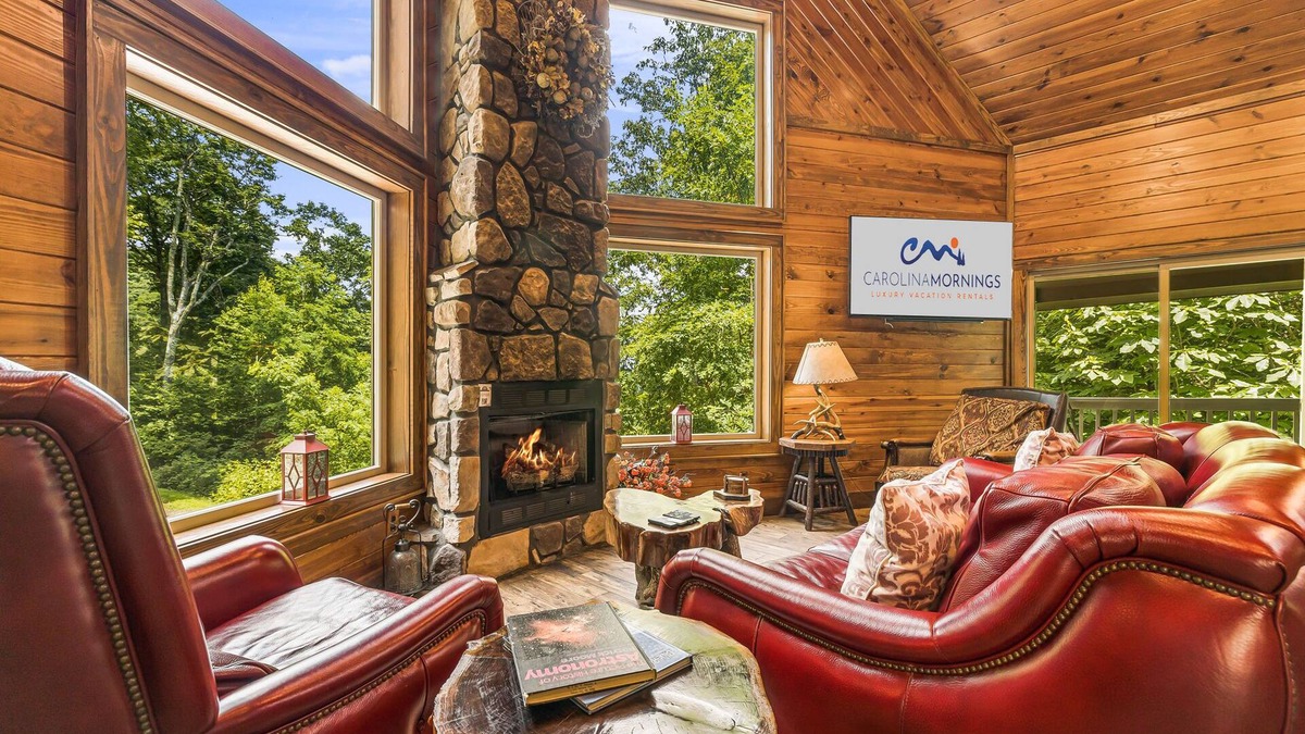 Maggie Valley Cabin | Luxury 3-Story Cabin w/Hot Tub + Biltmore Pass | 48 Min to Asheville