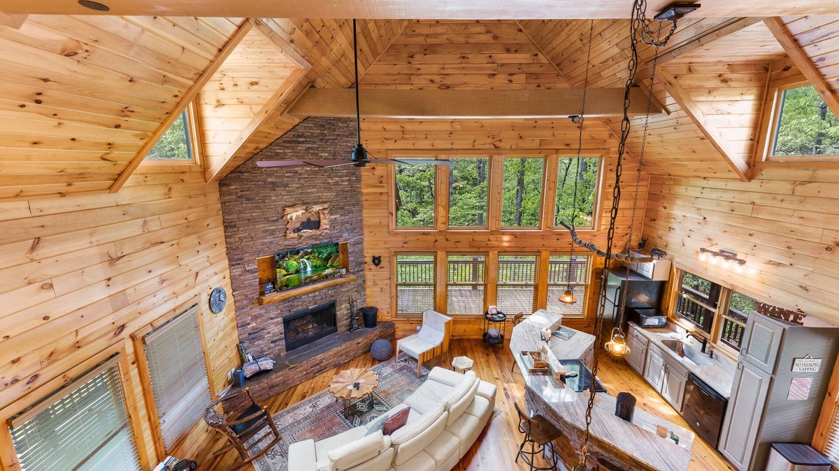 Cleveland House | Luxury 3BD 3BA Cabin. Hot Tub,Pool Table,BBQ.Close to Helen, GA.Great for Groups