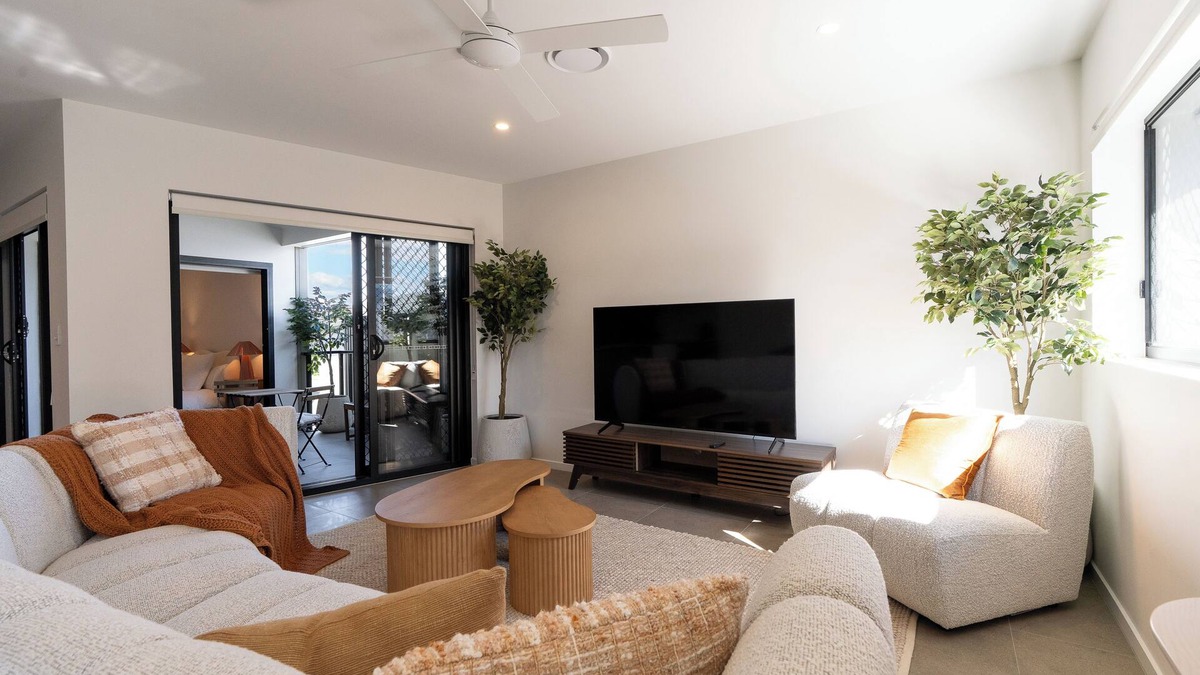 Mount Gravatt East Apartment | Luxury 3BD apartment mountain view/parking walking distance to shops/air con