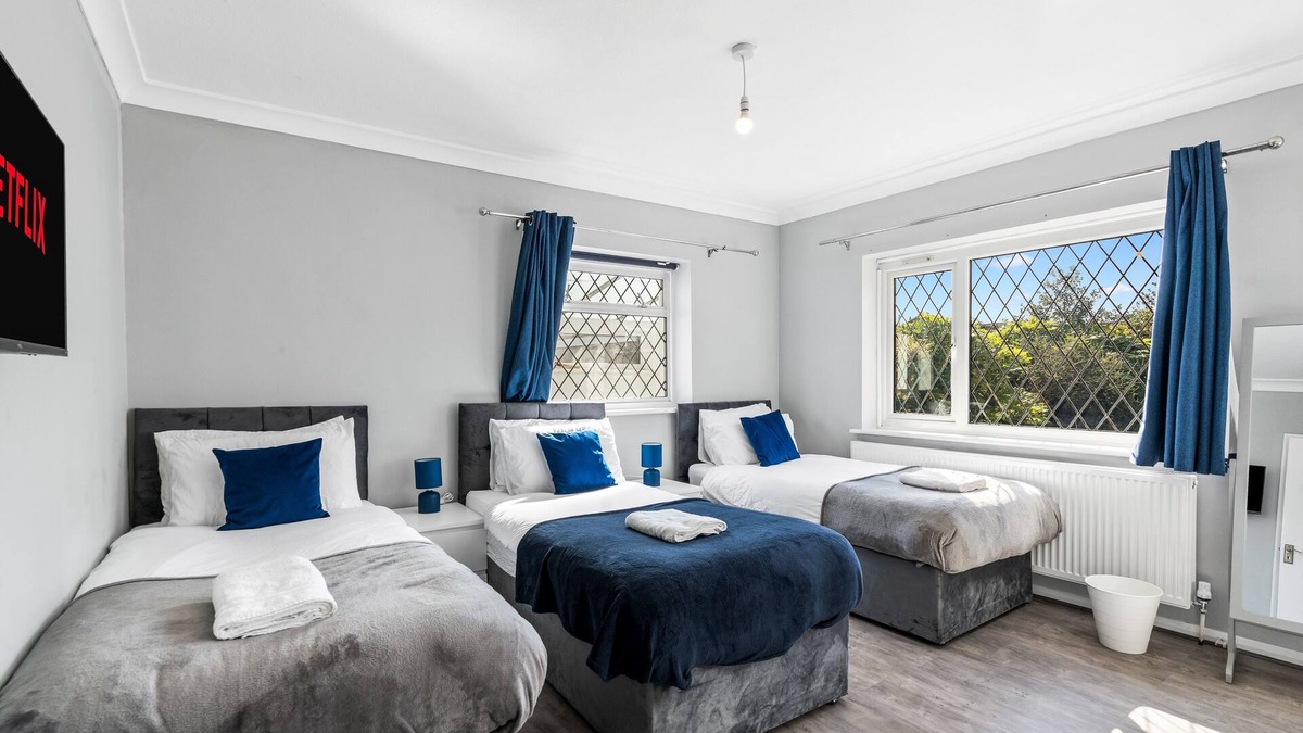 Woodingdean House | Luxury 3BR Brighton Home near South Downs, Sea Views, Pool & Free 4-Car Parking