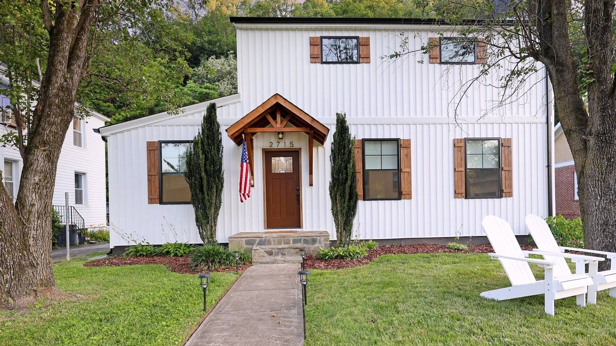 Bassett House | Luxury 3BR Getaway Steps From the River access