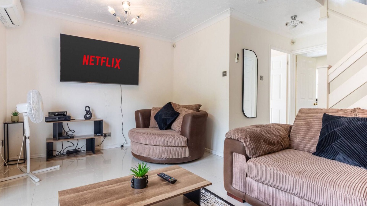 Dartford House | Luxury 3BR Sleeps 8 Parking