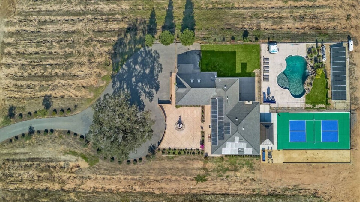 Victor House | Luxury 4 Acre Estate - Pickleball, Pool, Game Room