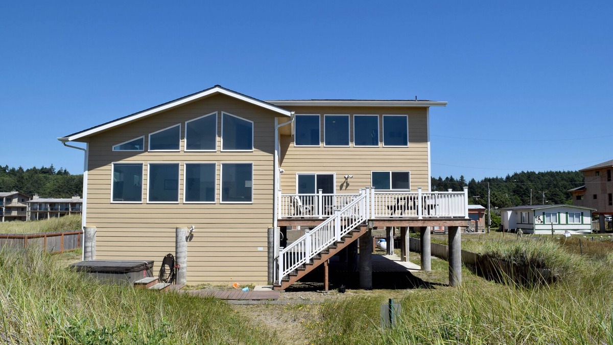 Moclips House | Luxury 4 bedroom beachfront Home Built 2013 with Hot Tub