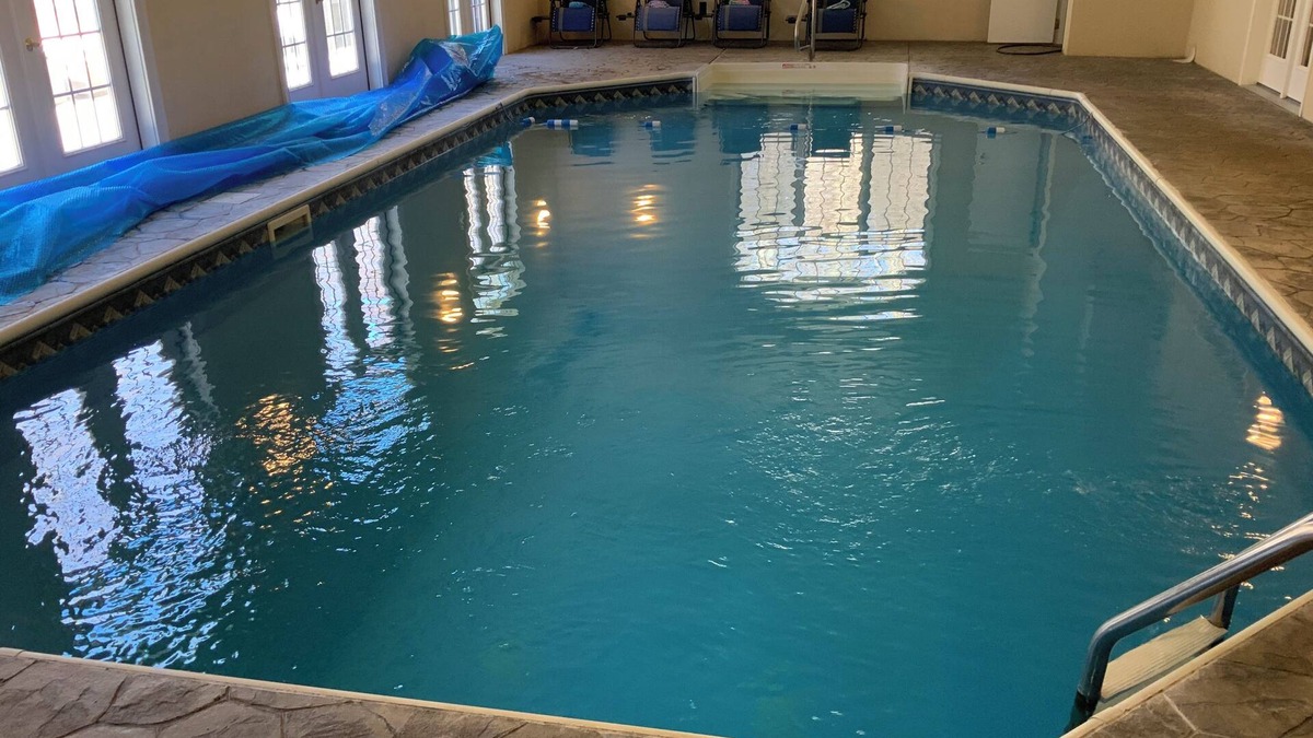 Oxford House | Luxury 4-bedroom House with Indoor Pool & Picturesque Backyard w/Grill & Firepit