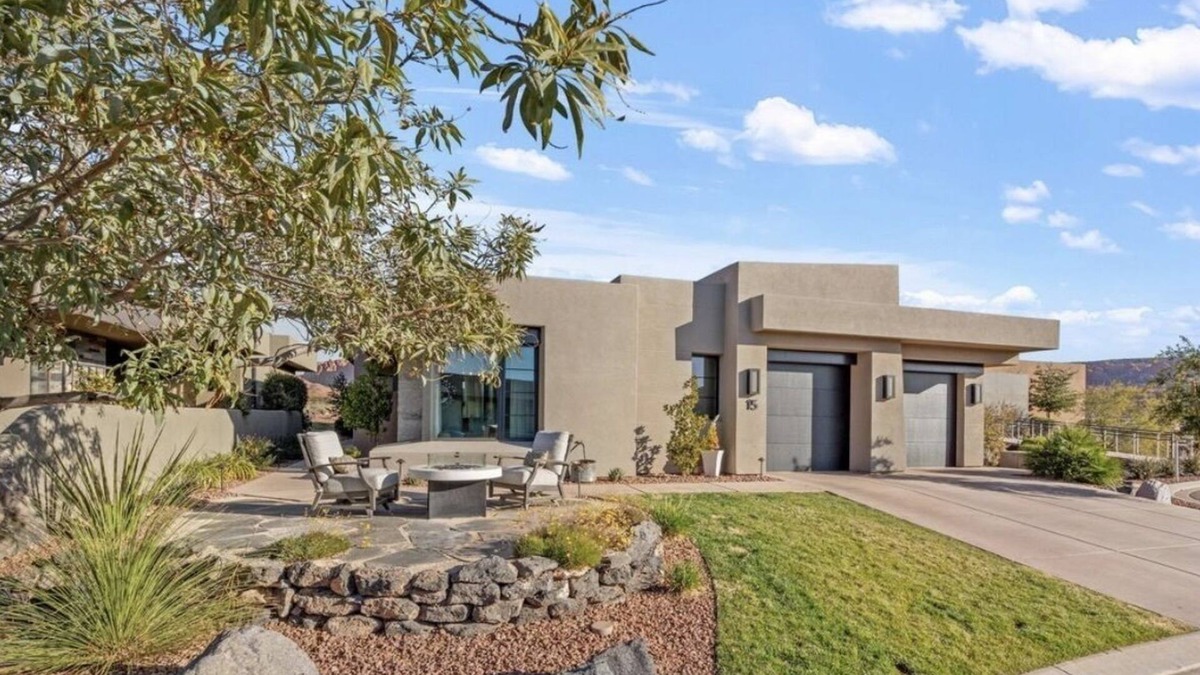 Ivins House | Luxury 4-bedroom Retreat- stellar red rock views – St. George's Premier Getaway
