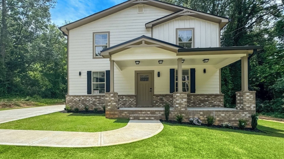 Stockbridge House | Luxury 4 Bedroom Stay in Stockbridge, GA!