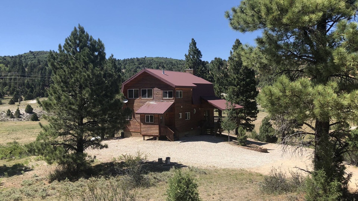 Long Valley Junction Cabin | Luxury 4 BR Mountain Home - 35 min to Bryce or Zion - 3 Acres