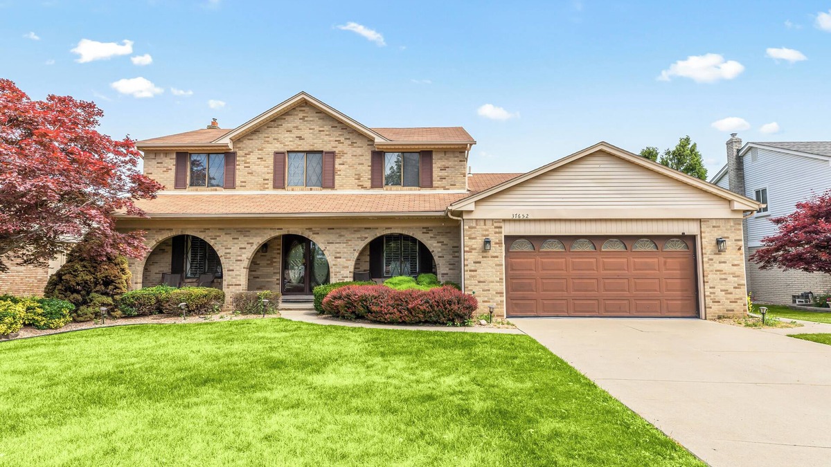 Livonia House | Luxury 4-BR Retreat: Spacious & Elegance!
