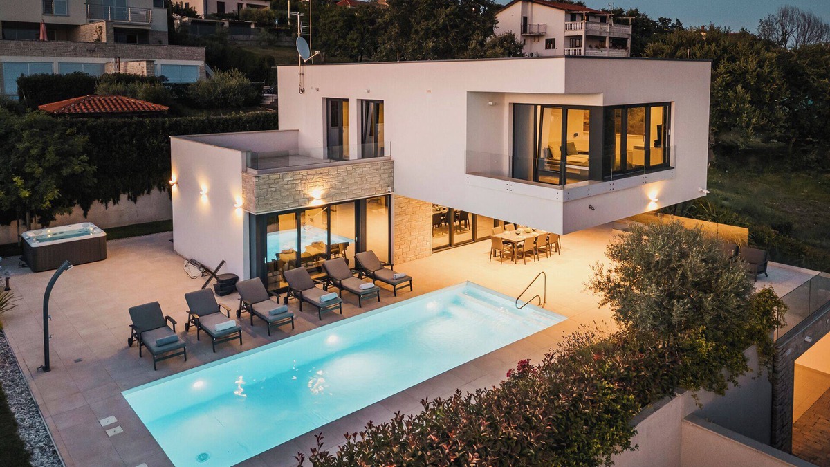 Grabri Villa | Luxury 4BD villa for 8 with pool, jacuzzi, sauna, gym, bocci and basketball