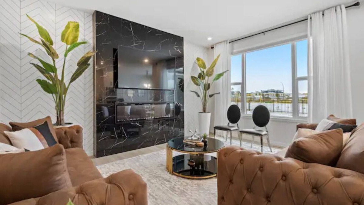 Cranston House | Luxury~4Bed~ AC~86"TV~BrandNew in Cranston~10% discount on Weekly& Monthly stays