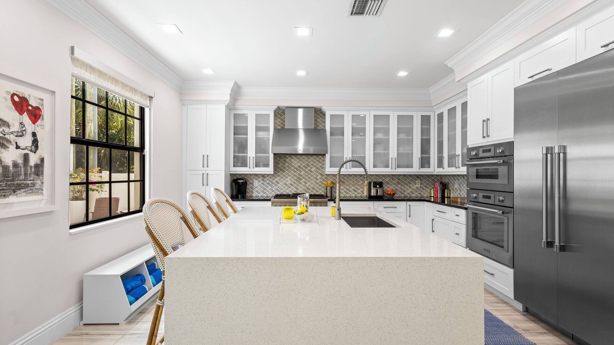 Southside House | Luxury 4BR, Chef's Kitchen & Pool next to InterCoastal - West Palm Beach