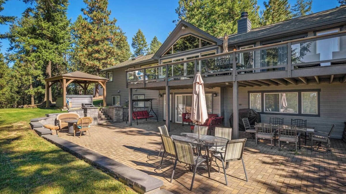 Coeur d'Alene House | Luxury 4BR Home Whirlpool Spa, Deck & Lake Views