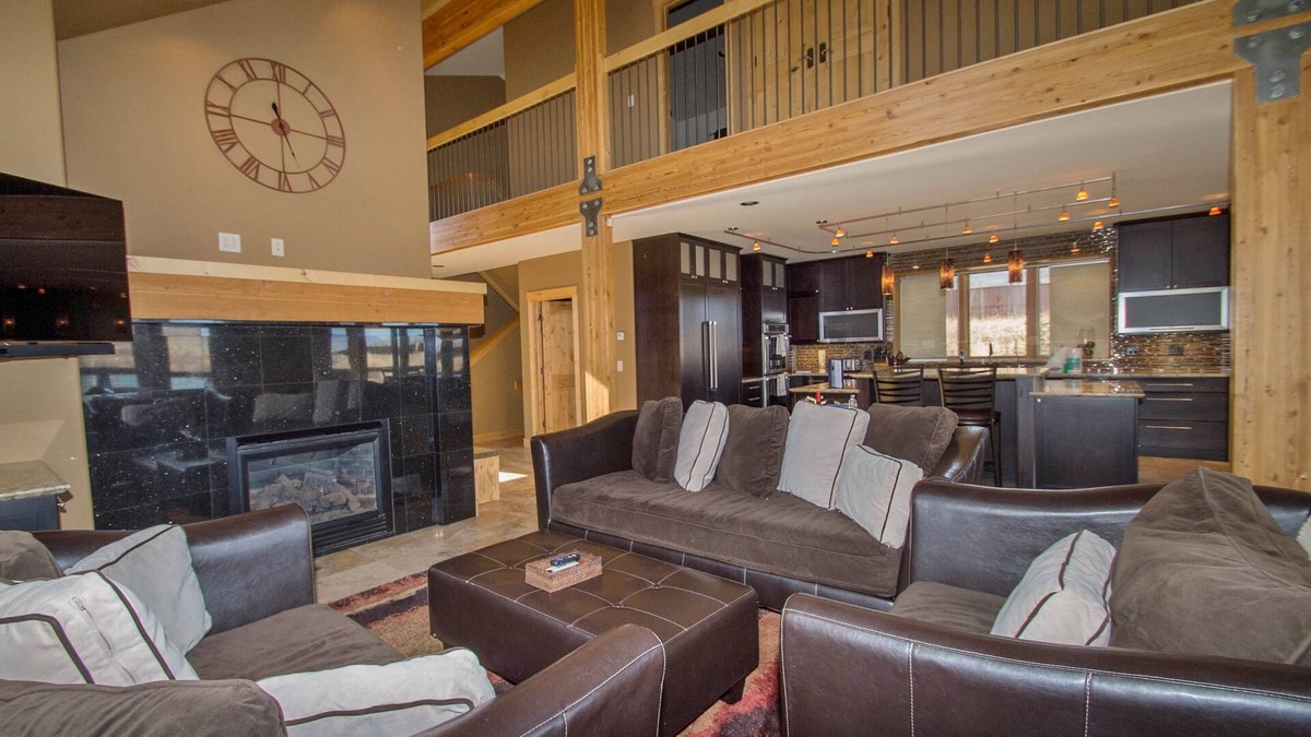 Silverthorne House | LUXURY 4BR - Silverthorne - 4 King Suites - Private Hot Tub - 7 ski areas