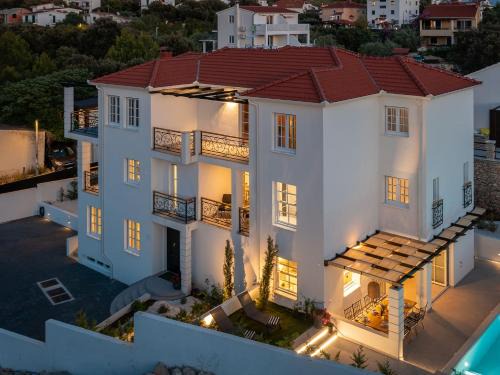 Razanj Villa | Luxury 4BR Villa Heated Pool, Just 100m to Sea