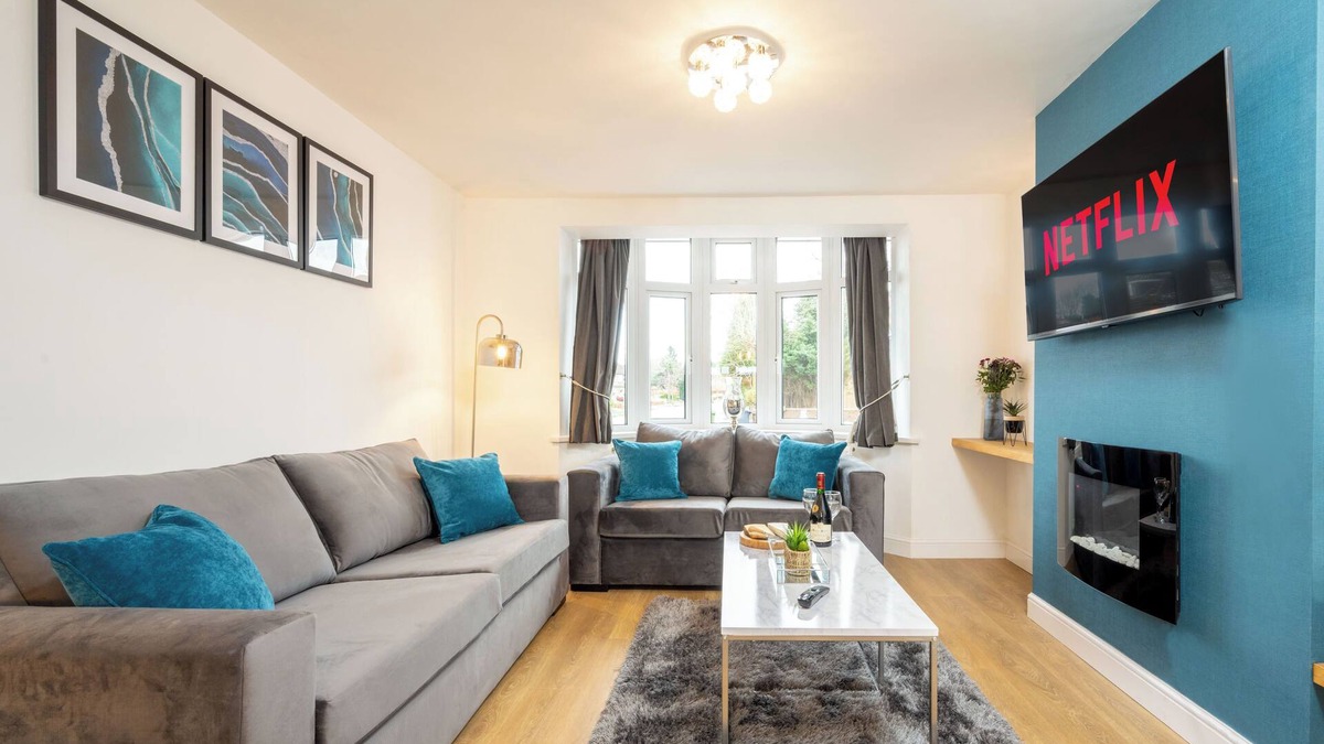 Barnt Green House | Luxury 5 Bed House With Parking & Garden In The Heart of Shirley Solihull