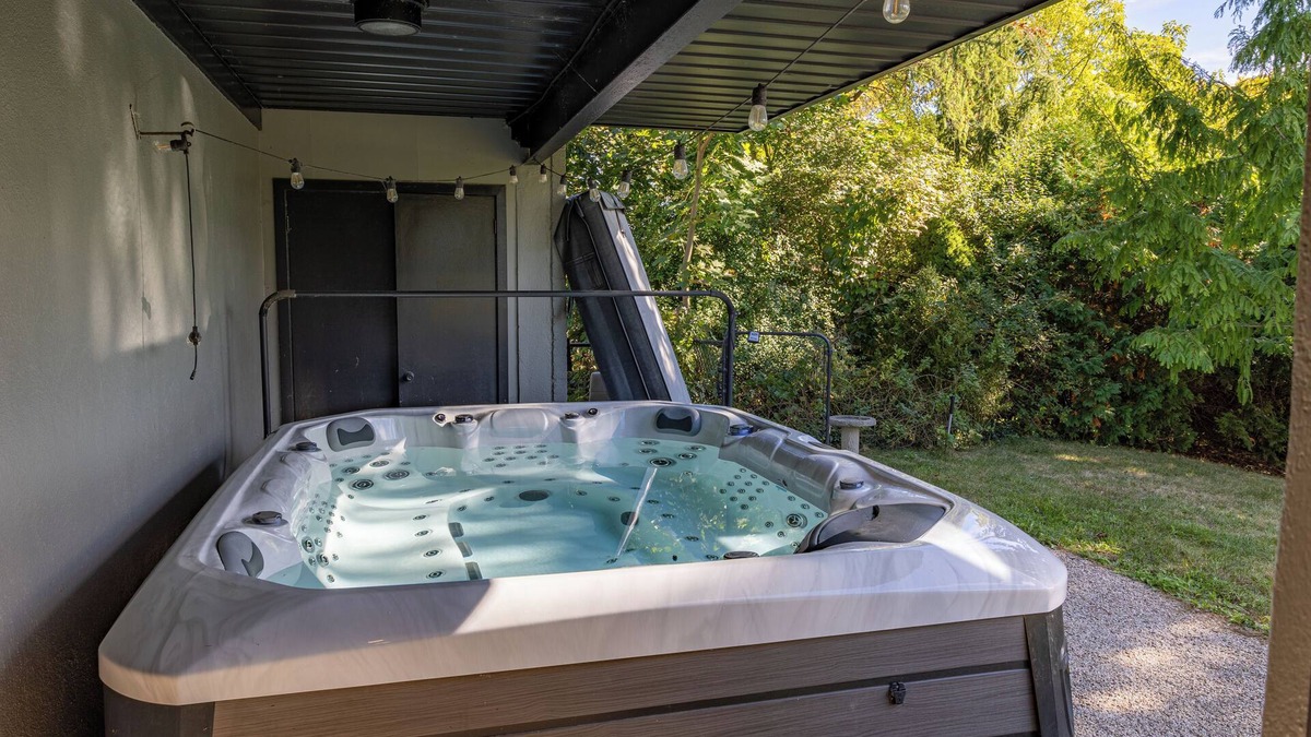 London House | Luxury 5-Bed London Retreat: Hot Tub & Sauna + Prime Location, Ultimate Comfort!