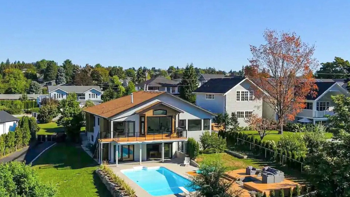 Central Okanagan House | Luxury 5 Bedroom house w/POOL, SAUNA & Games Room