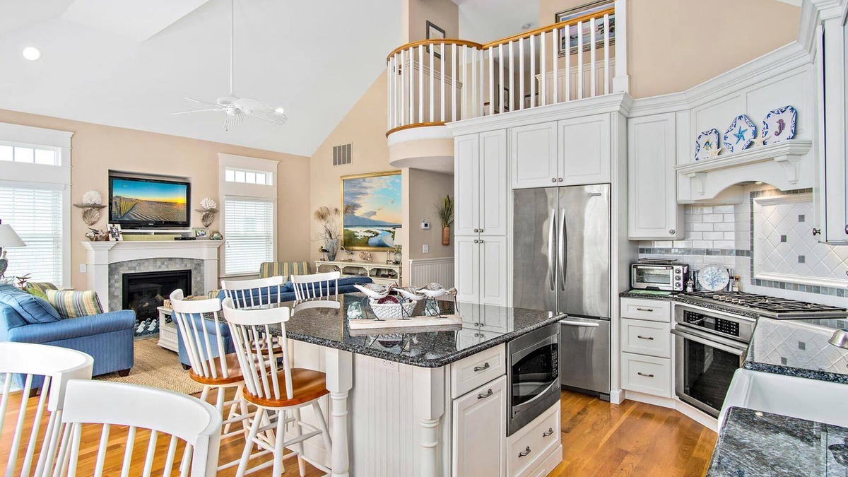 Avalon House | Luxury 5-bedroom home with POOL, close to town and beach!