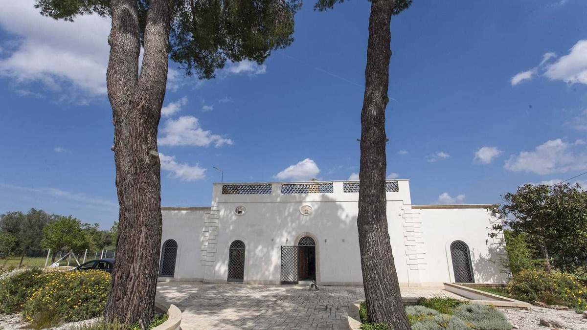 Latiano Villa | Luxury 5 bedroom traditional Villa with modern furnishings private pool & garden