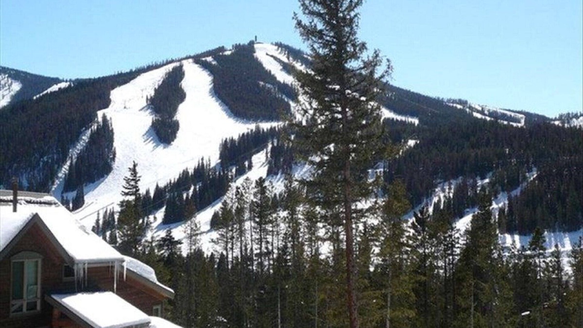 Winter Park House | Luxury 5 br 4.5 Bath, 2 Primary Bedrooms! Across from WP Ski Resort. Sleeps 12