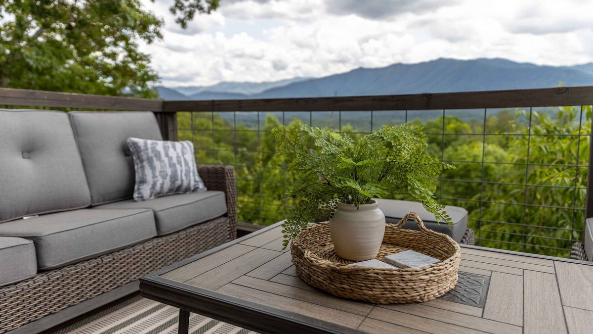 Townsend House | Luxury 5 BR Cabin with Hot Tub and Views!
