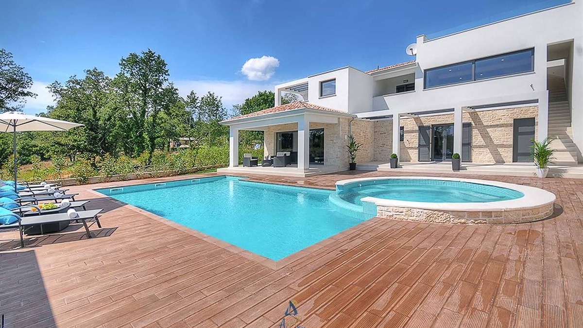 Visnjan Villa | Luxury 5-BR villa with double pool and rooftop jacuzzi