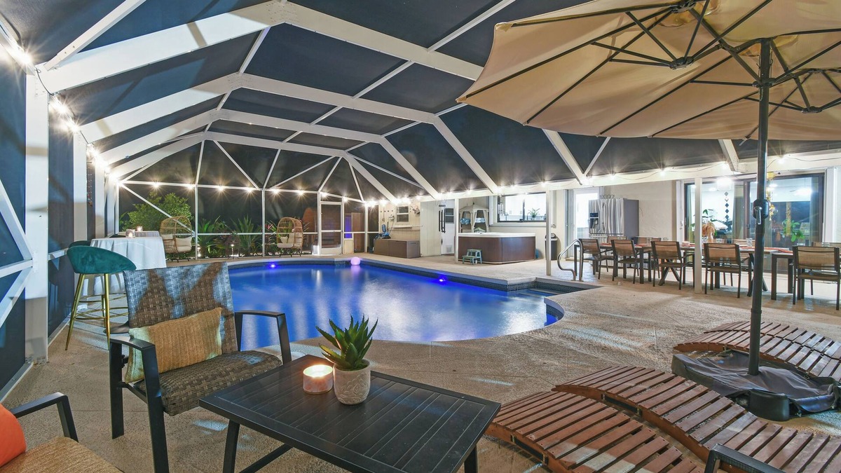 Hunt Club House | Luxury 5BR 17 Beds Retreat | Pool | Spa | Sauna | Events Allowed | Small Weddings