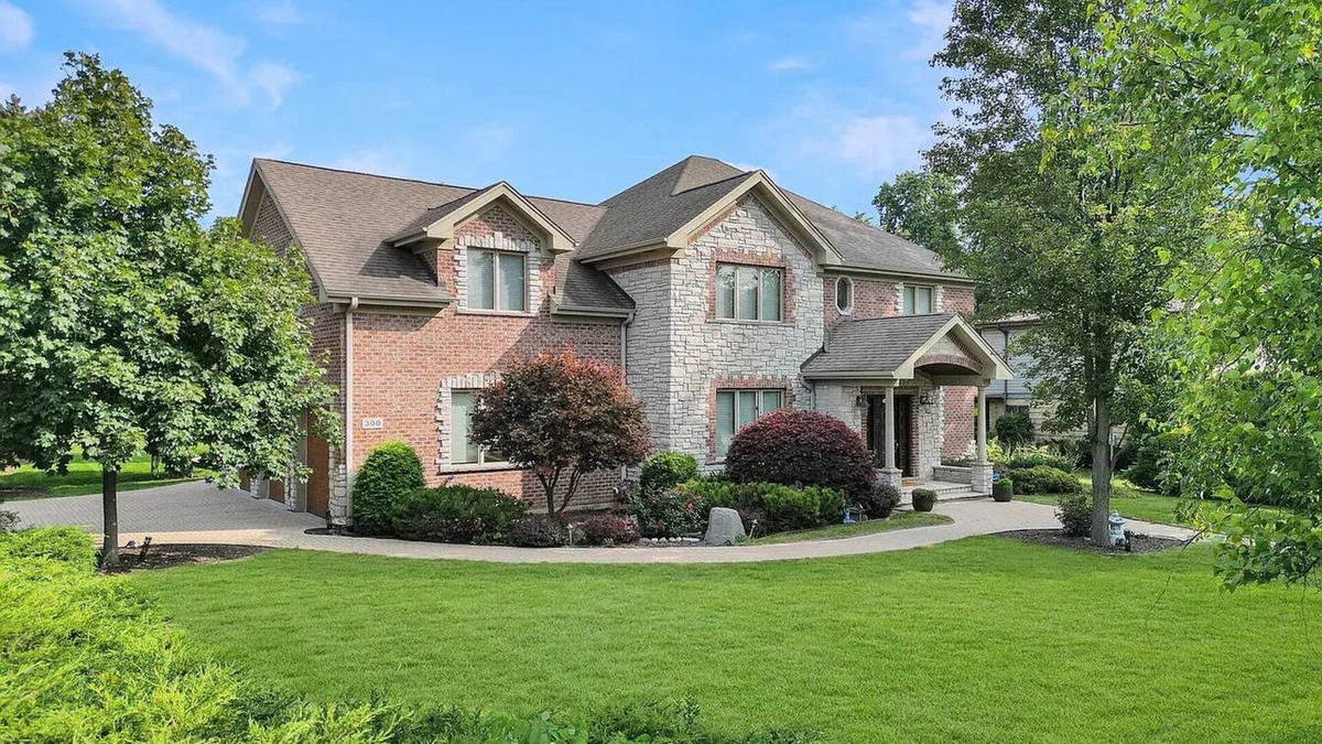 Prospect Heights House | Luxury 5BR/4.5BA 5400 Sq Ft w/Huge Yard+ Prime Suburb+ Game room +Chef's Kitchen