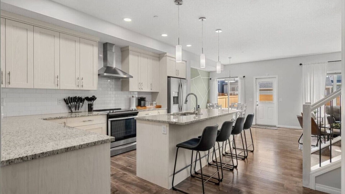 Northwest Calgary House | Luxury 5BR Sleeps 16 3 Kitchens + TVs in Rooms