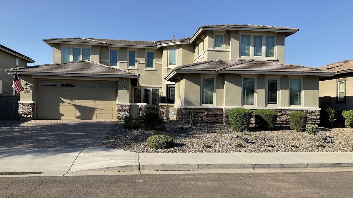 Palm Valley House | Luxury 6 Bedroom - heated pool & spa- close to stadium, golf, & more!