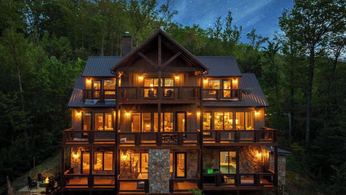 Walland Cabin | Luxury 6-Bedroom Cabin with Pool