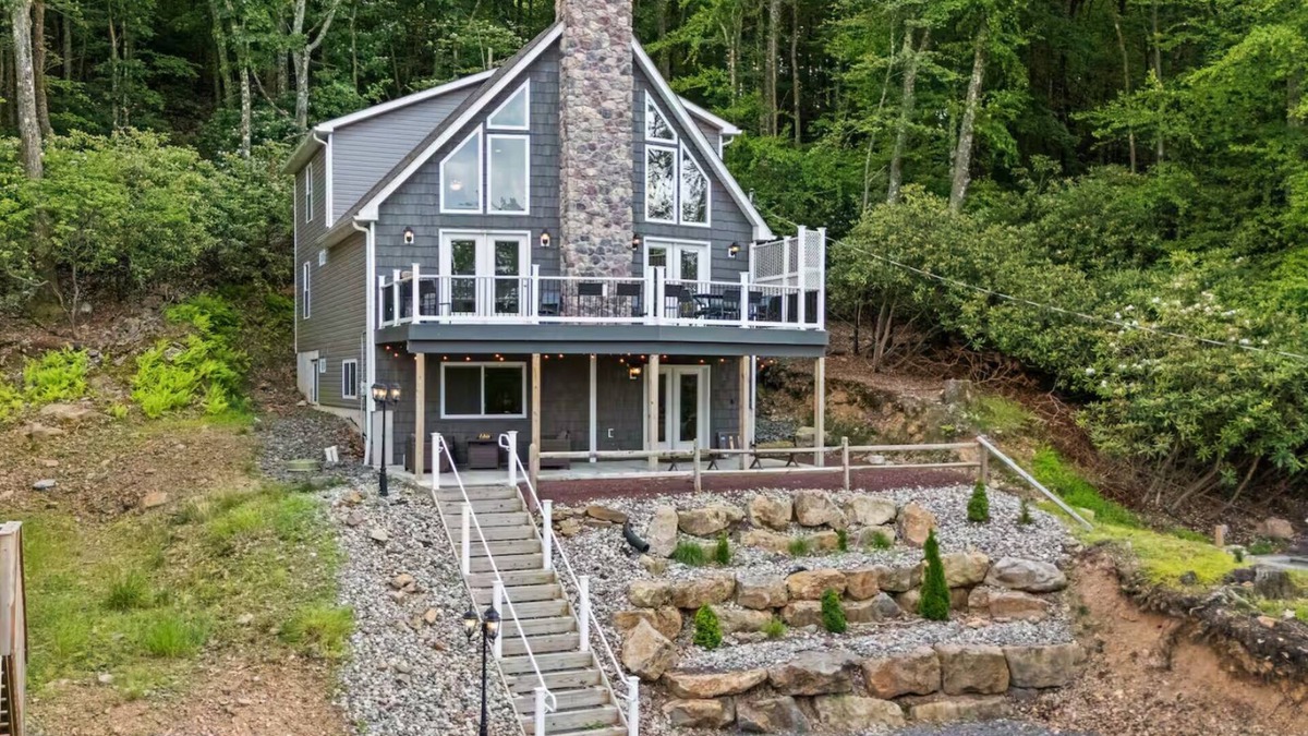 Lake Harmony House | Luxury 6-bedroom house with AC, Hot Tub, and Game Room in enjoyable Lake Harmony