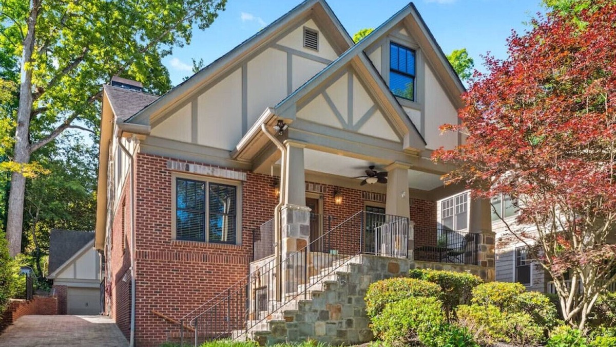 East Side House | Luxury 6-Bedroom Home in Prime Decatur Neighborhood, Near DT ATL