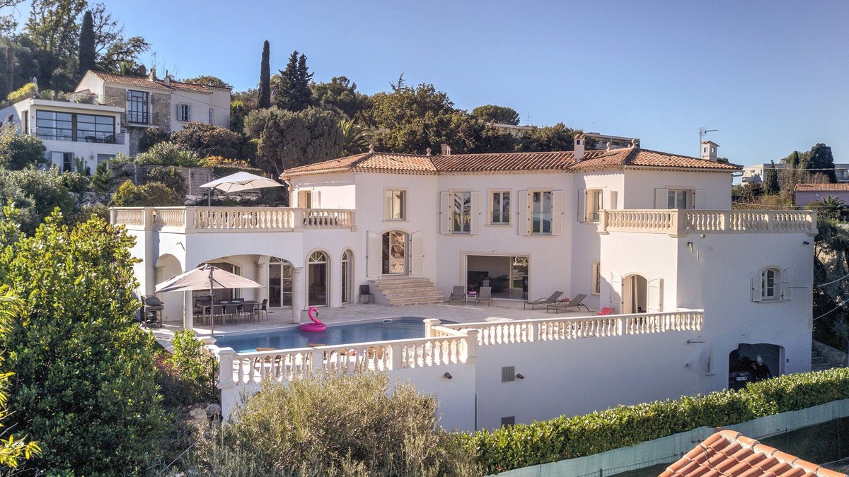 Plaine de la Brague Villa | Luxury 6 bedroom villa, heated pool, in the heart of Antibes, amazing sea views!