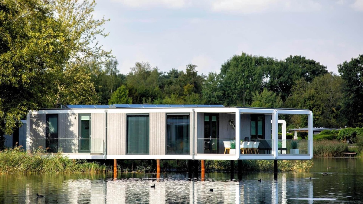 Maasbree House | Luxury 6-person lodge with three bathrooms, wine fridge and spacious terrace extending 12 metres over the lake.